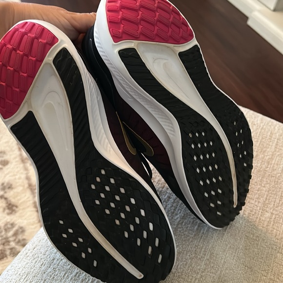 Nike Women's Quest 5 running Black and Gold Athletic Shoes size 8.5 - Picture 5 of 7